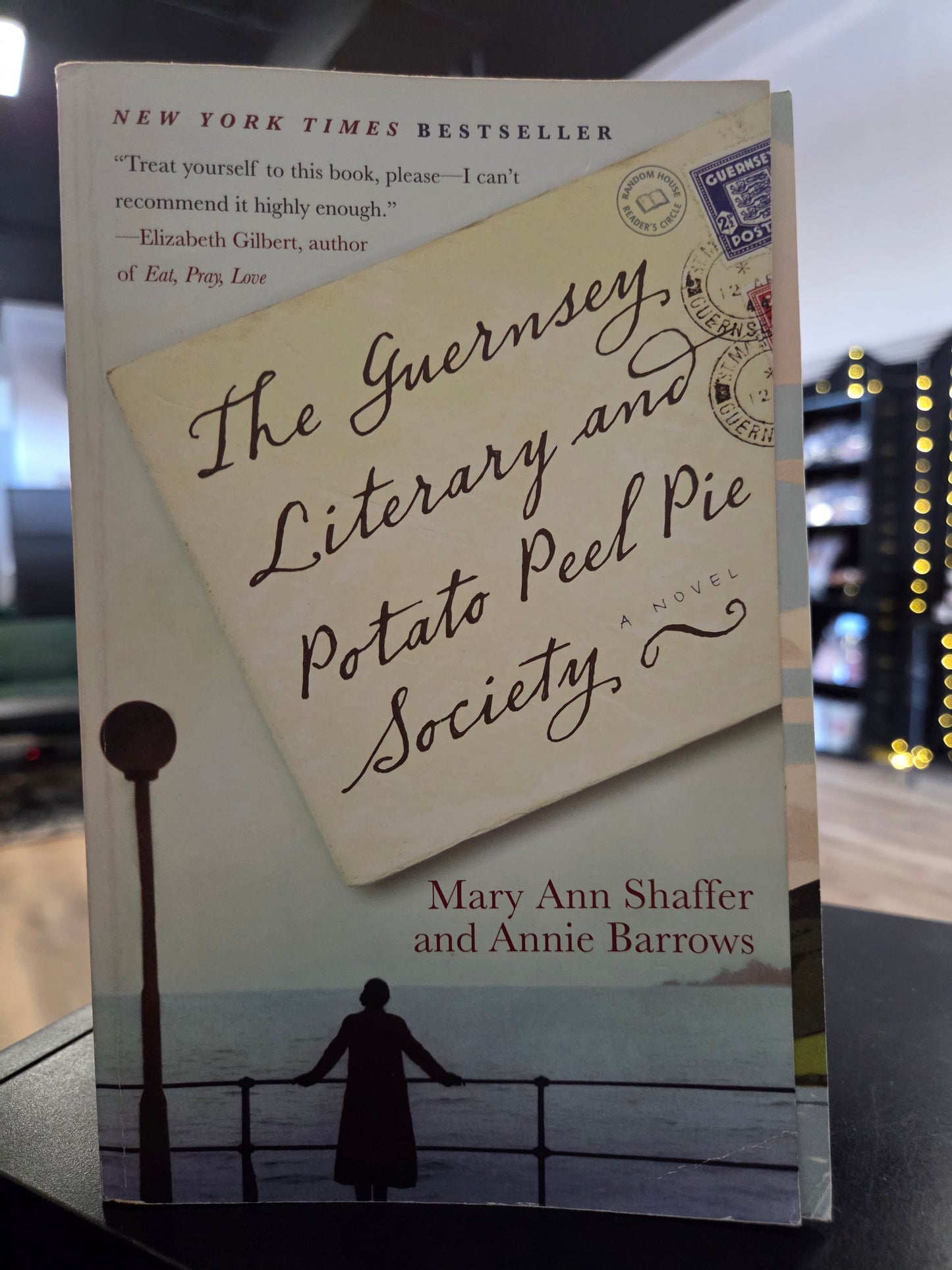 Mary Ann Shaffer & Annie Barrows - The Guernsey Literary and Potato Peel Pie Society